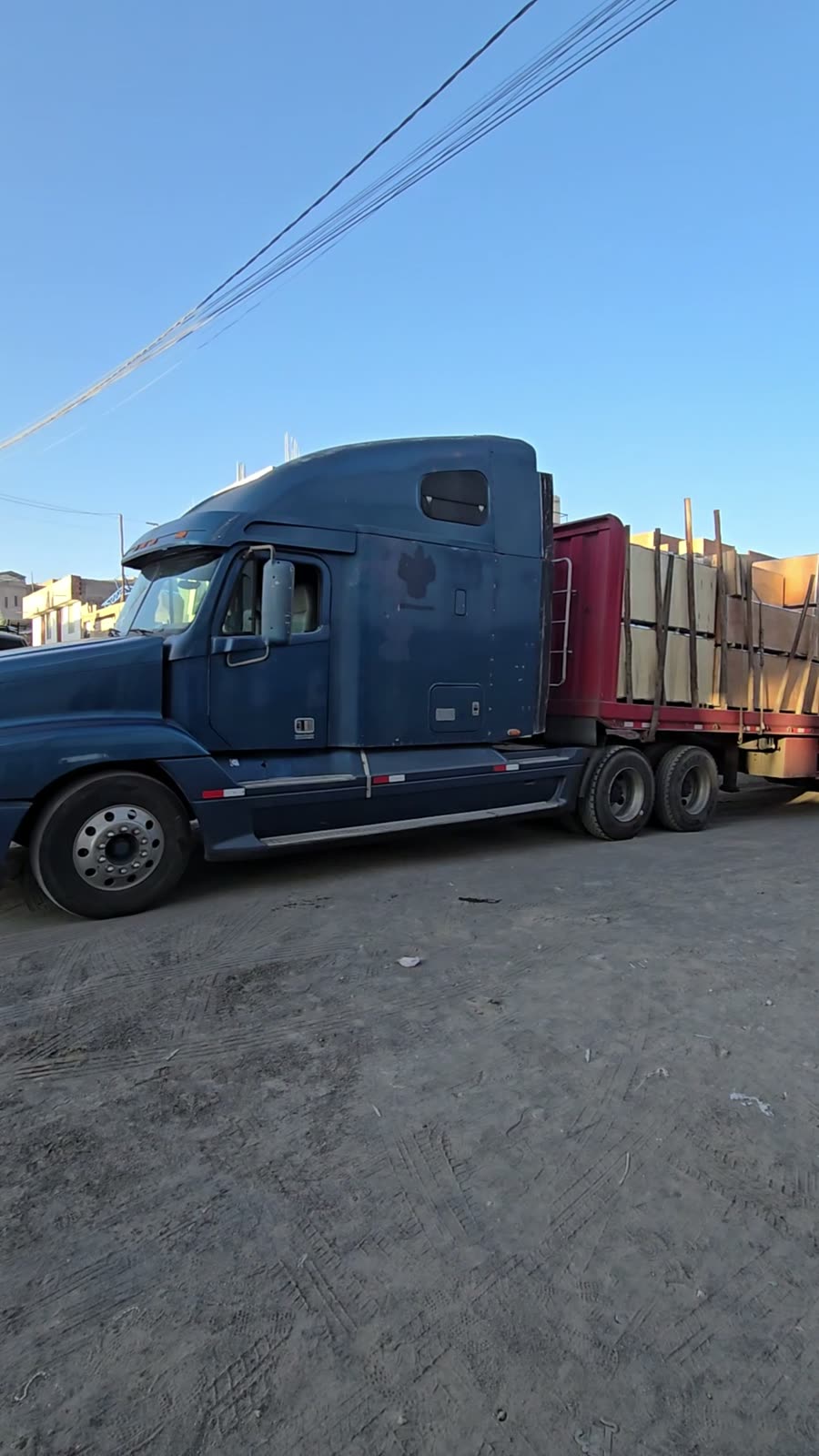 Camión con las cajas de máquinas de gimnasio importadas