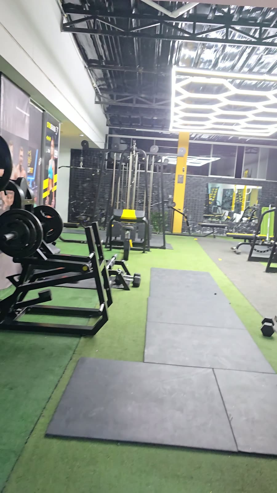 Sala de máquinas de un gimnasio equipado