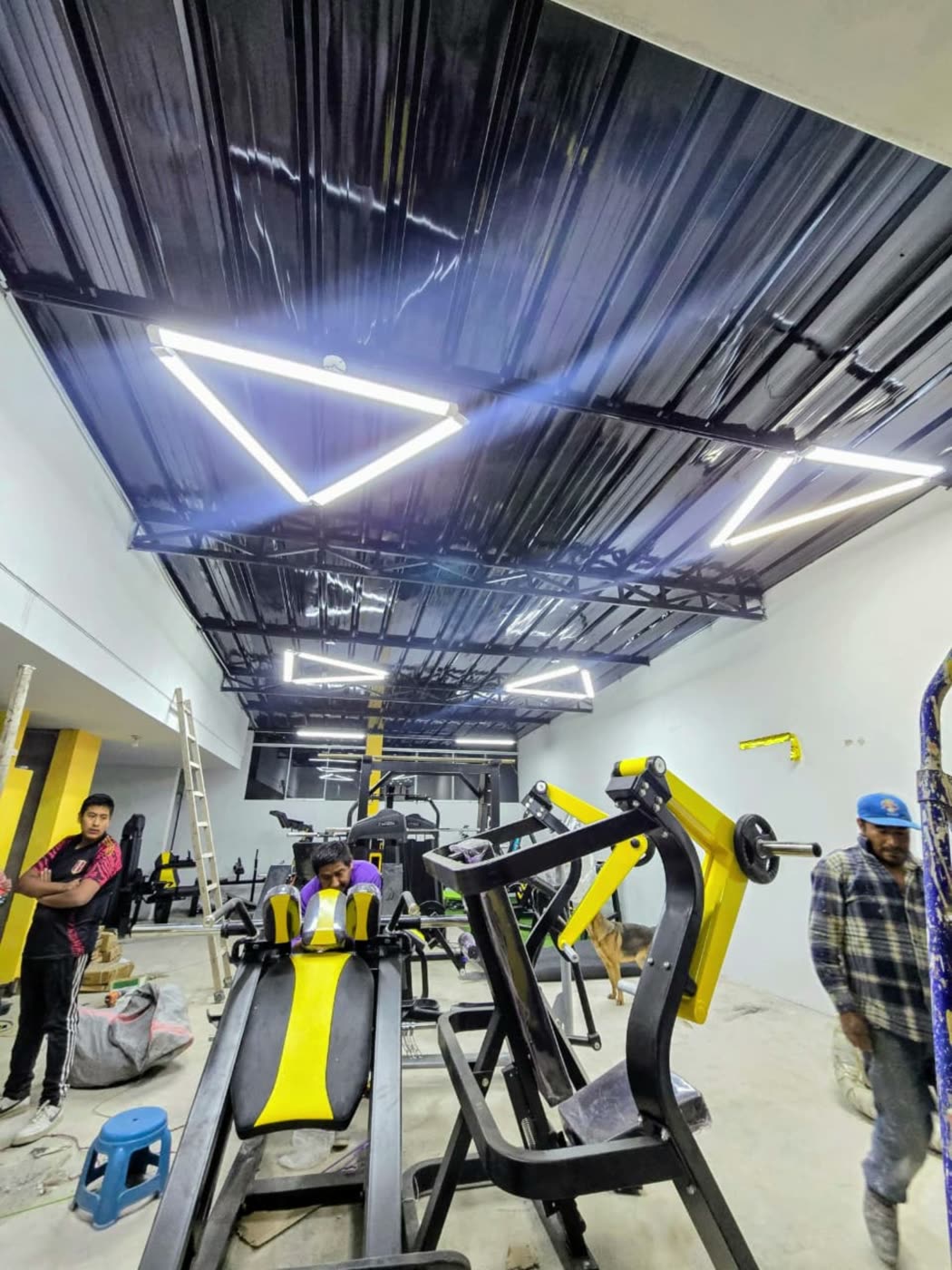 Instalación de máquinas en un gimnasio nuevo